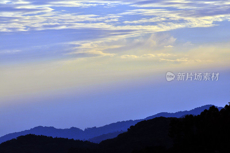 夕阳中的龙泉山