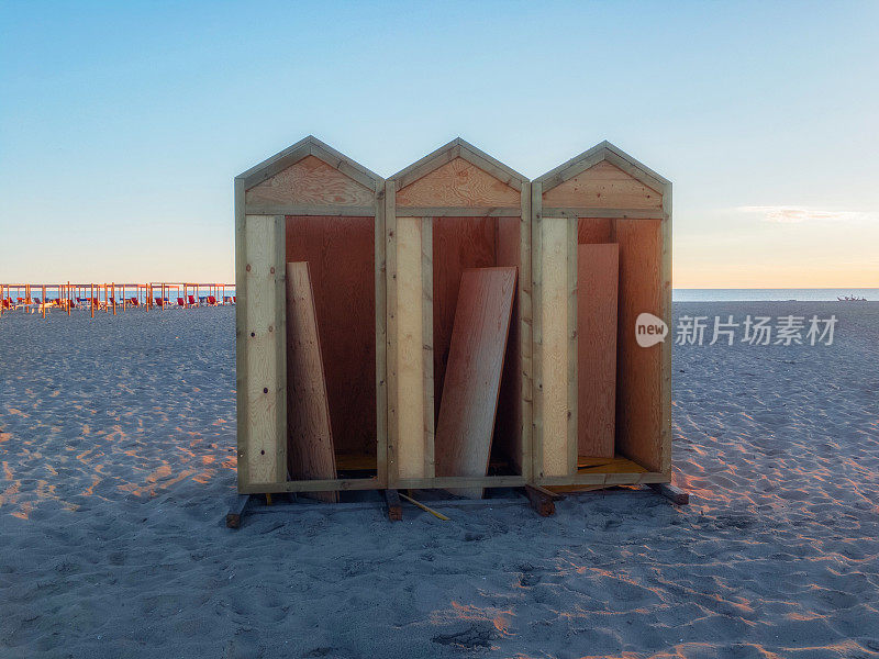 三间海滩小屋正在建造中