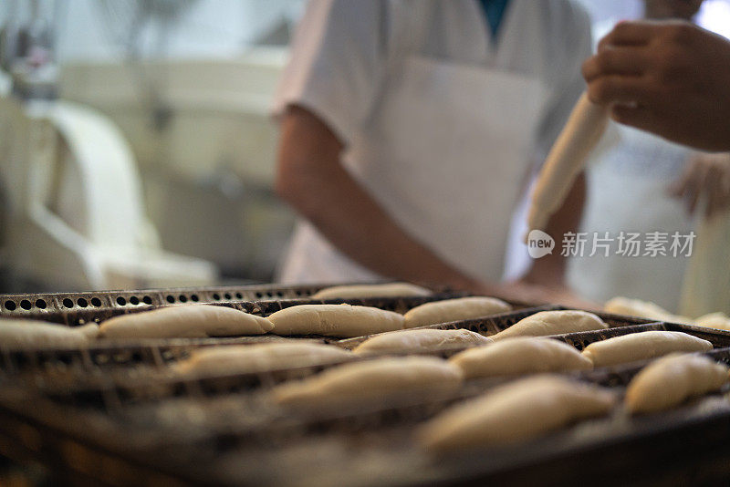 在面包店做面包