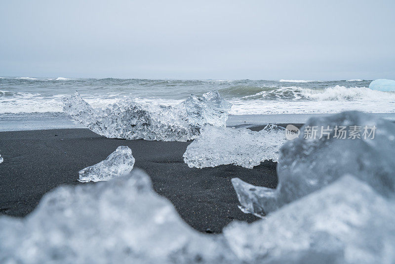 著名的黑沙滩，冰岛Jokulsarlon的钻石海滩