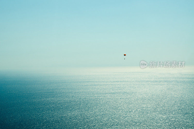 滑翔伞在Oludeniz上空翱翔，拥有美丽的风景。