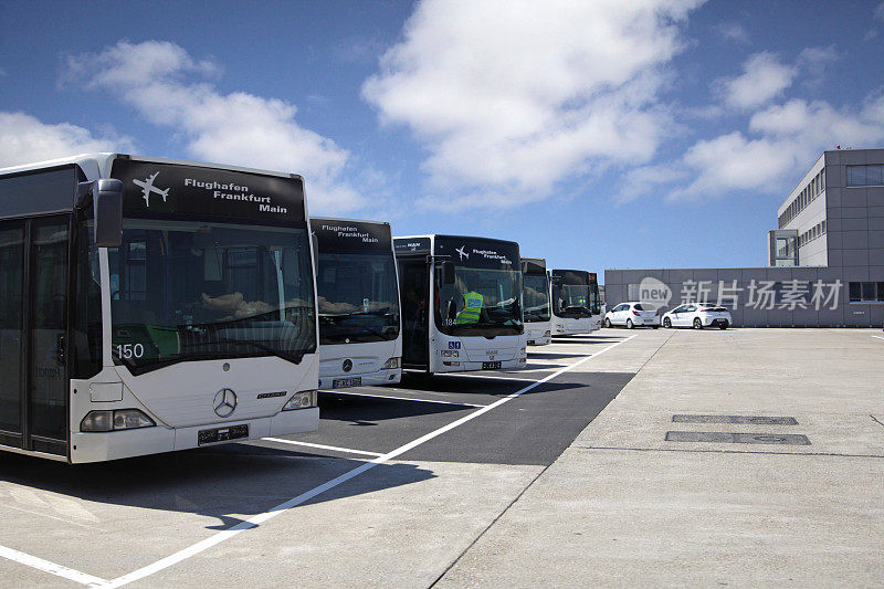 法兰克福机场的巴士车库，有穿梭巴士