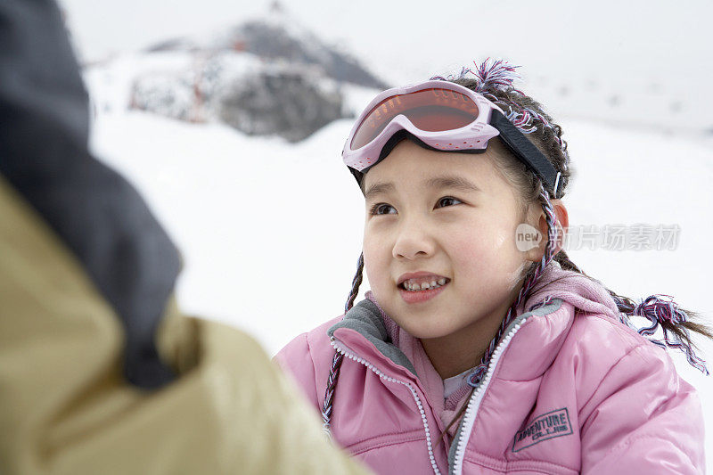 小女孩滑雪