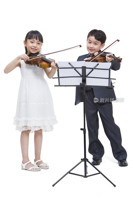男孩和女孩在拉小提琴