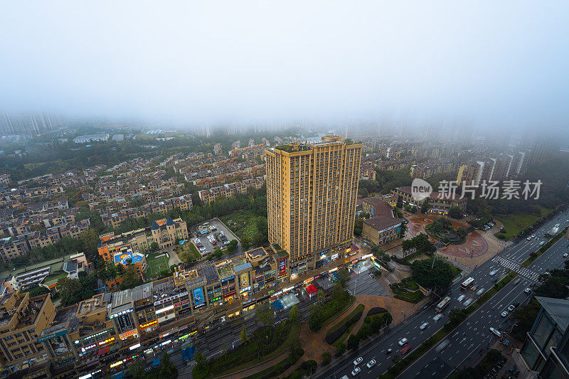 雾中的现代城市