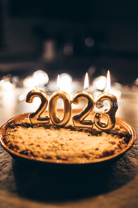2023支蜡烛的新年蛋糕