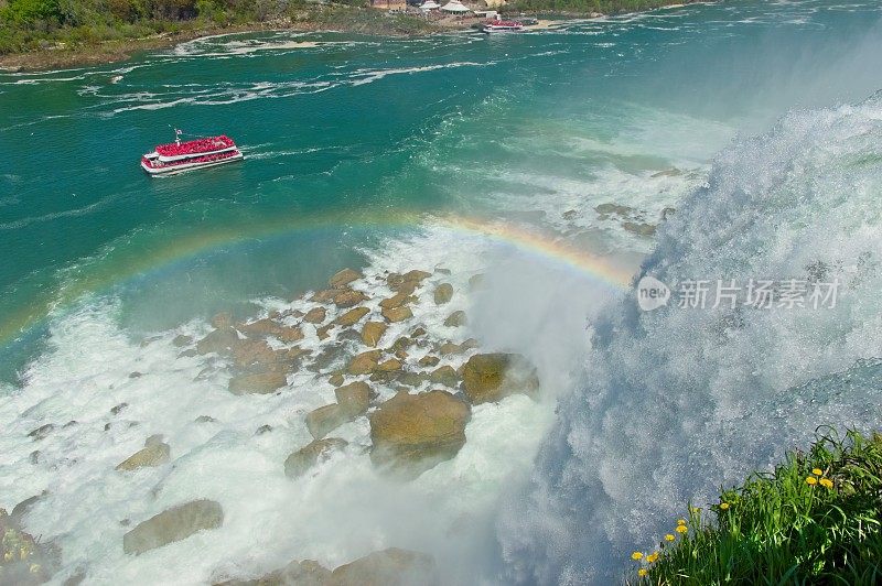 尼亚加拉瀑布的一个受欢迎的旅游景点是许多游船在接近瀑布的底部