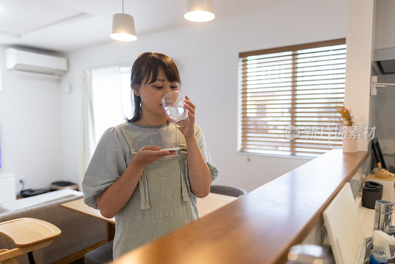 妇女在家里服用补充剂