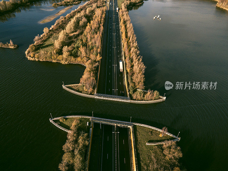 维卢威湖中的维卢威米尔渡槽，运河下的车辆行驶