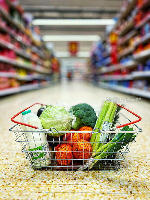 超市过道里装满健康食品的购物篮