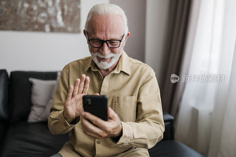 微笑的老人爷爷用智能手机，搜索网页，加载feed，社交媒体。与子女、孙辈的沟通处于封锁状态