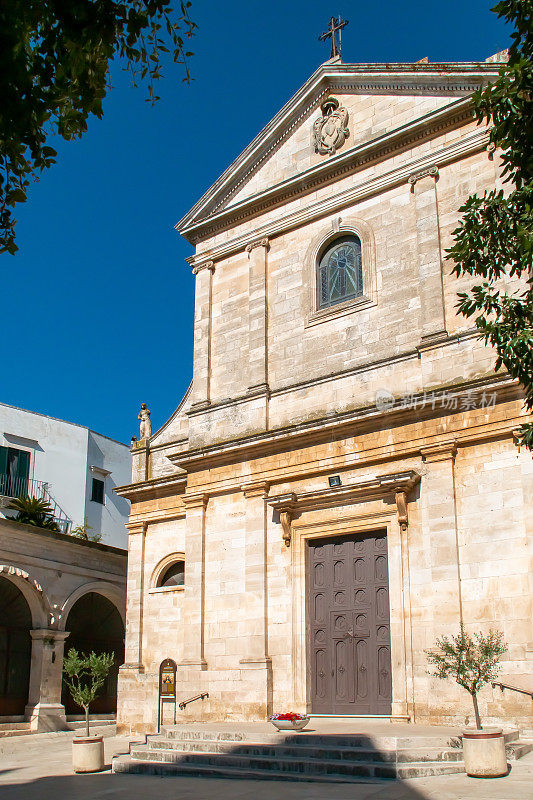 意大利洛克罗通多圣母圣母教堂的正面和门。