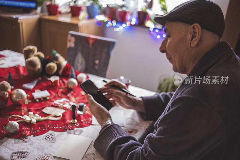 也许我应该发一封圣诞问候的电子邮件?