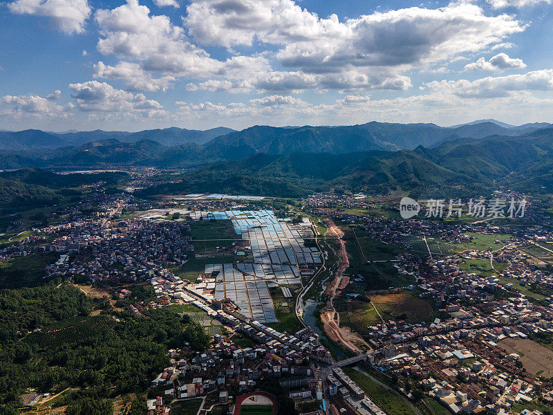 传统农村宅基地与现代温室农田