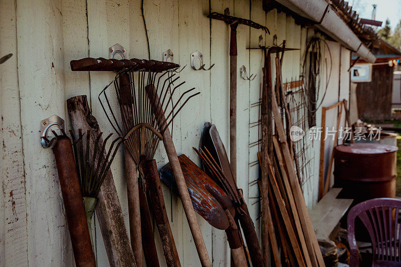 园艺设备:铲子、耙子、锄头