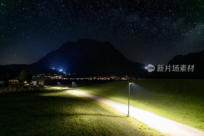 夜晚，楚格峰前被照亮的人行道
