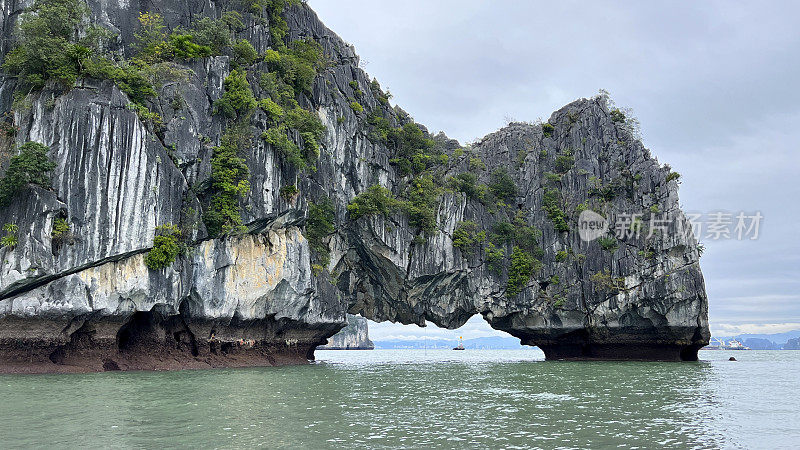 壮丽的喀斯特峰森林在海上