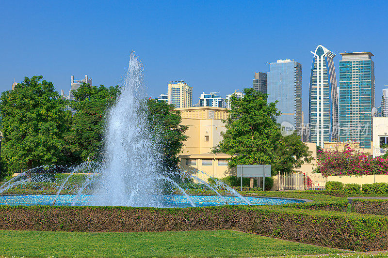 迪拜，阿联酋——路边的城市景观和喷泉被称为泉水。朱美拉湖塔的背景