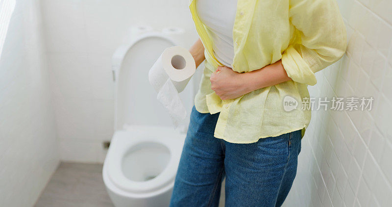 女人在厕所用纸巾
