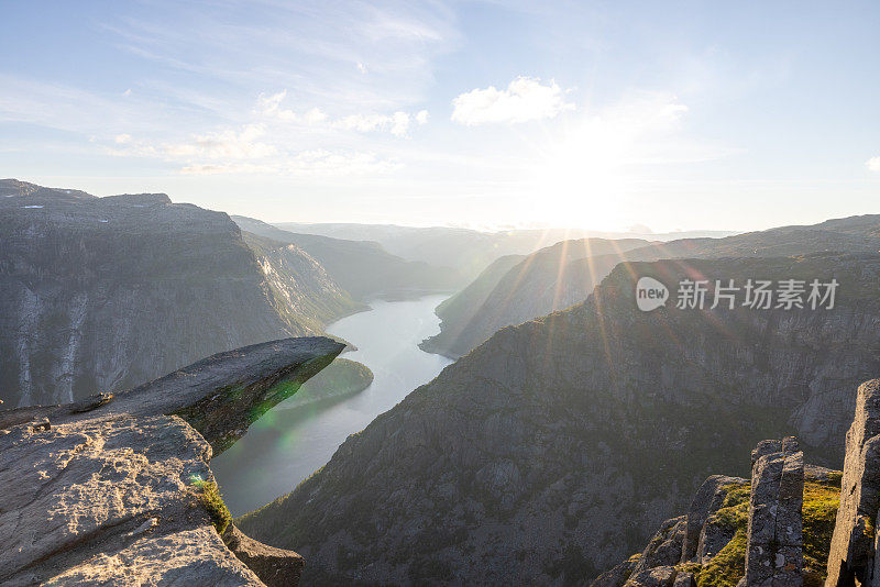 日落时分，挪威巨魔之舌岩石的壮丽景色