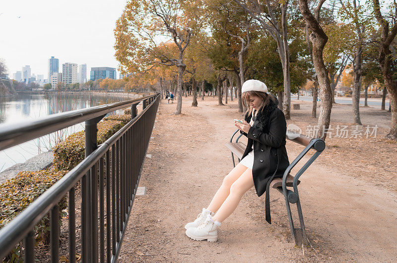 美女游客使用聪明，享受她的日本大阪之旅