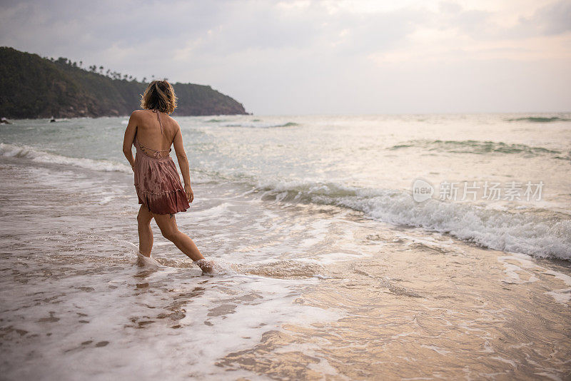 女人在海边玩得很开心