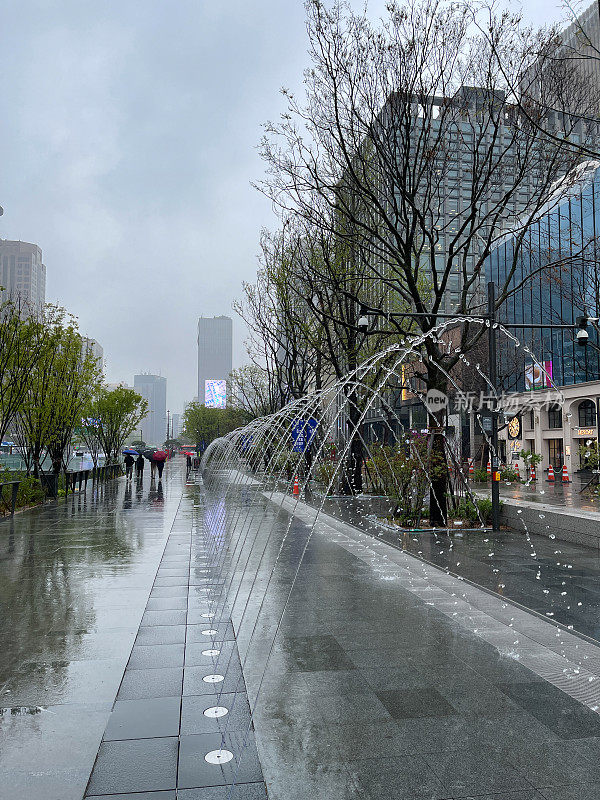 首尔市中心的雨天