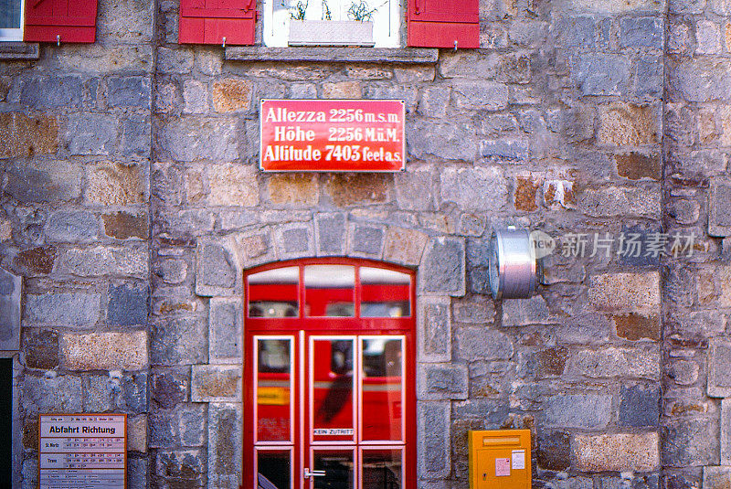 1989年扫描的旧正片，瑞士波斯恰沃的奥斯齐奥·伯尼纳火车站