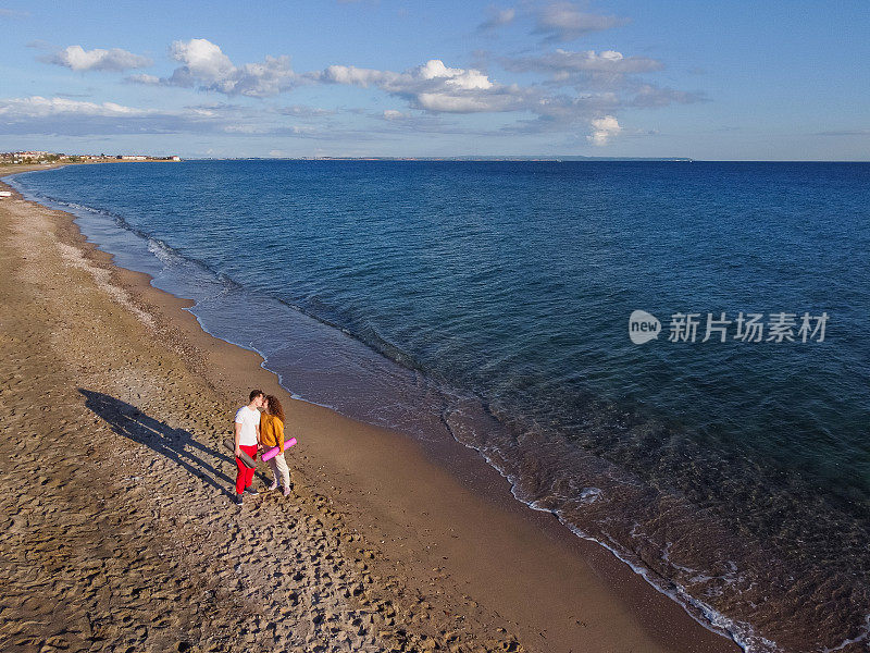 希腊海滩上接吻的年轻情侣