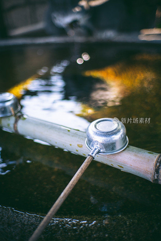 日本花园中用来净化双手的水盆和勺子。