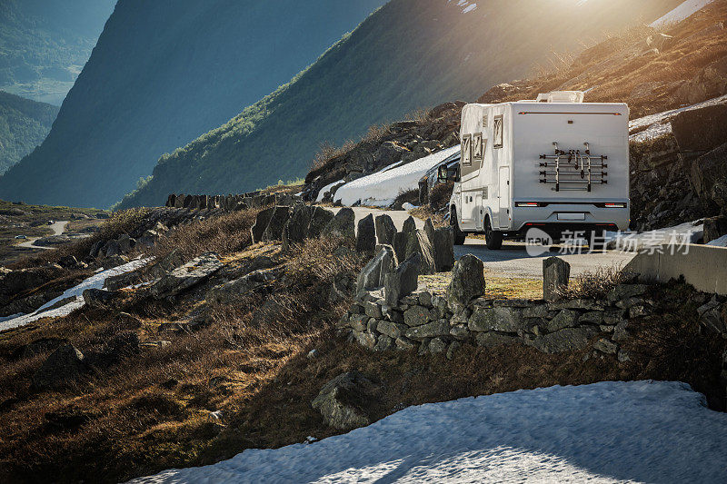 在挪威某个风景优美的山路上的房车露营车。