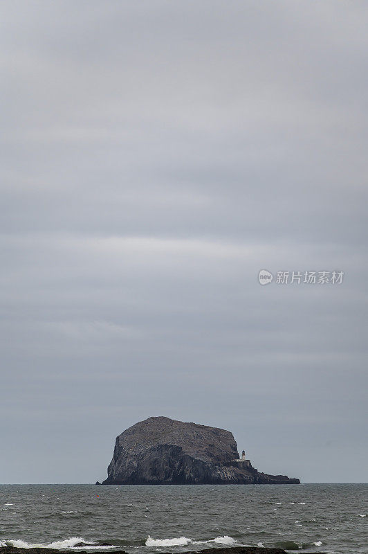 贝斯岩，一个独特的火山塞，位于苏格兰北贝里克。