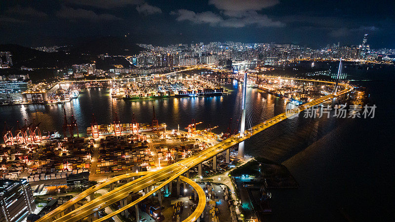 香港港口物流运作，公路大桥汽车交通，无人机航拍夜景，高角度。亚洲运输业务，商业货运行业的概念