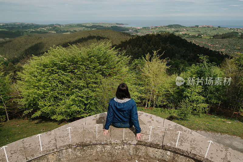 女人坐着欣赏美丽的景色