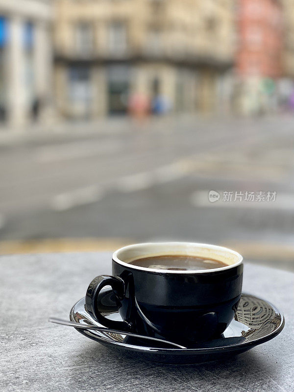 英格兰曼彻斯特一家咖啡馆外，一杯美式黑咖啡