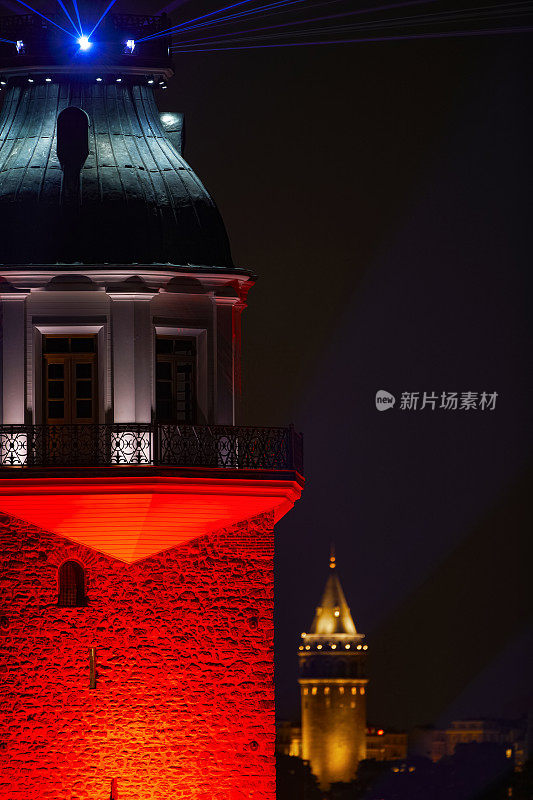 接近少女塔与加拉塔的背景，在伊斯坦布尔的城市景观在晚上