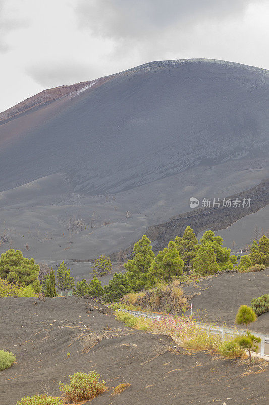 康伯雷别哈火山。火山灰覆盖了埃尔帕索村。