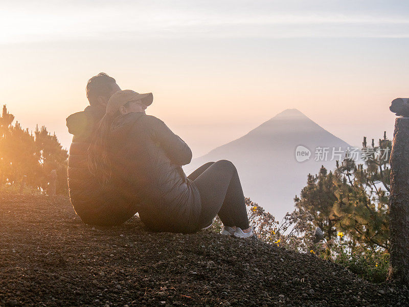 一对夫妇观赏火山