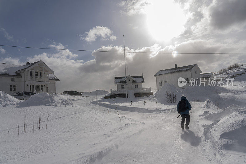 罗弗敦冬天的萨克里索伊村，一个人在雪地里