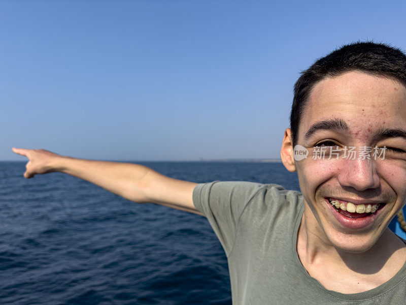 这个男孩正在北爱琴海的一艘男孩游船上旅行。体贴又快乐。晴朗的夏日。旅游的背景。旅游的概念。