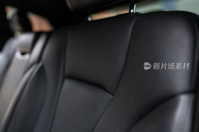 近距离的后排座椅在昂贵的车辆覆盖了精致的皮革内饰。为乘客提供舒适的四向腰部支撑