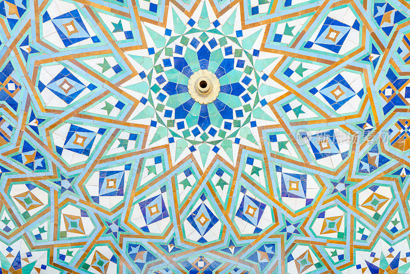 摩洛哥马赛克瓷砖，摩洛哥卡萨布兰卡哈桑二世清真寺的陶瓷装饰