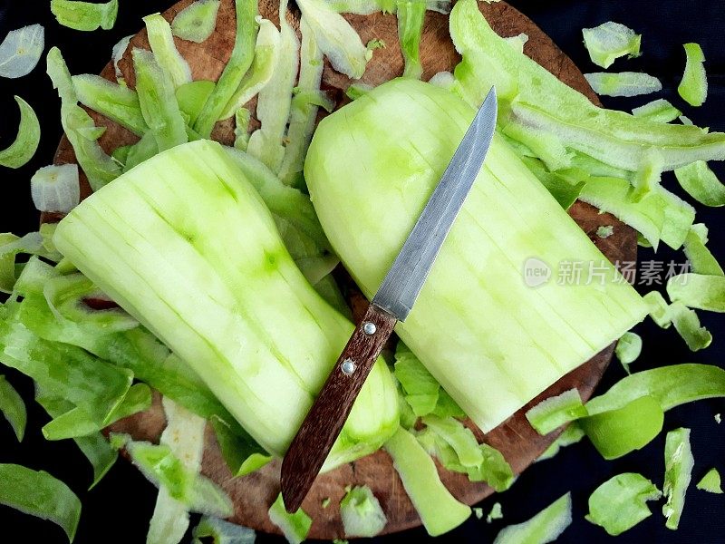 冬瓜削皮切块——食品制作。