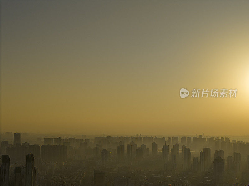 城市在黎明的航拍照片