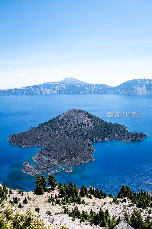 火山口湖的巫师岛