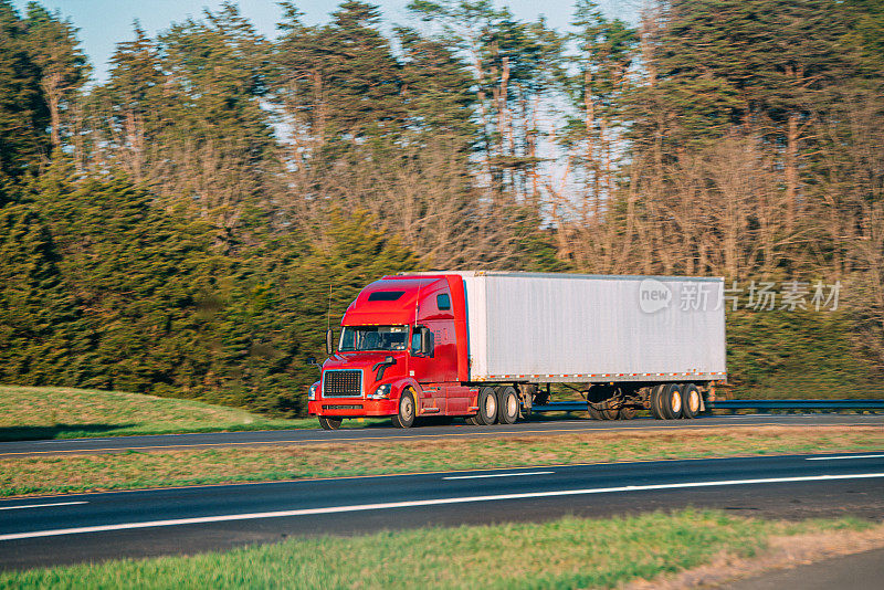 鲜艳的红色半挂卡车沿着弗吉尼亚州81号州际公路向南行驶