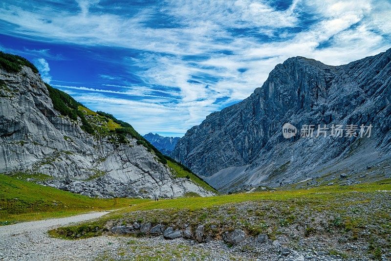 巴伐利亚阿尔卑斯峰下面