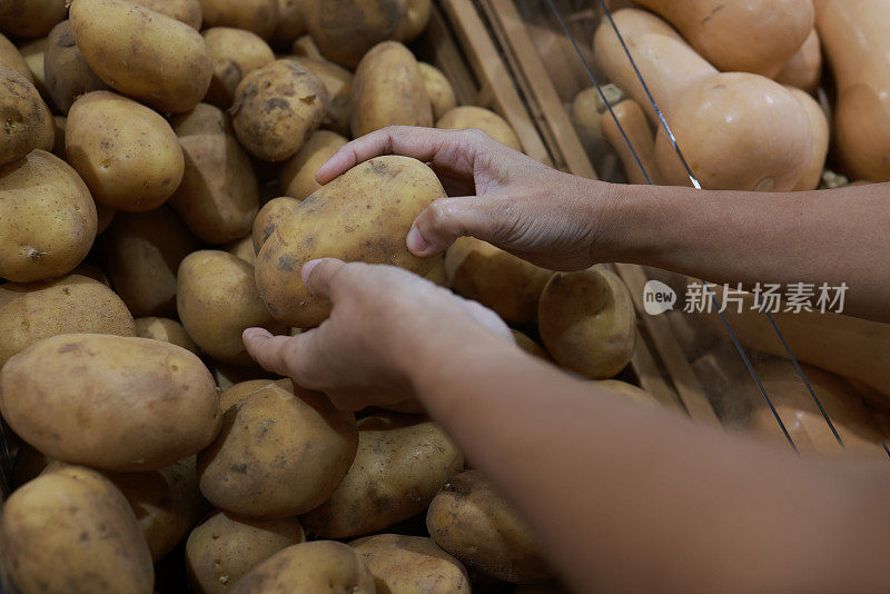 贴近女性消费者选择土豆、蔬菜和食品的购物方式