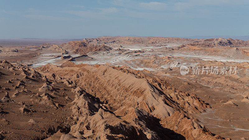智利阿塔卡马沙漠中月亮谷的红色岩石和盐层全景图。