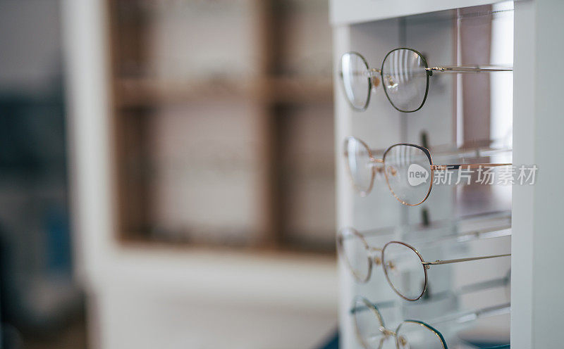 现代眼镜店里的眼镜陈列柜
